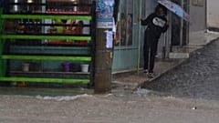 Πολίτης προσπαθεί να προστατευτεί από την βροχή στην Κύπρο