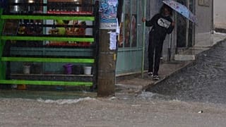 Πολίτης προσπαθεί να προστατευτεί από την βροχή στην Κύπρο