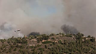Πυροσβεστικό ελεικόπτερο επιχειρεί στη φωτιά - φώτο αρχείου