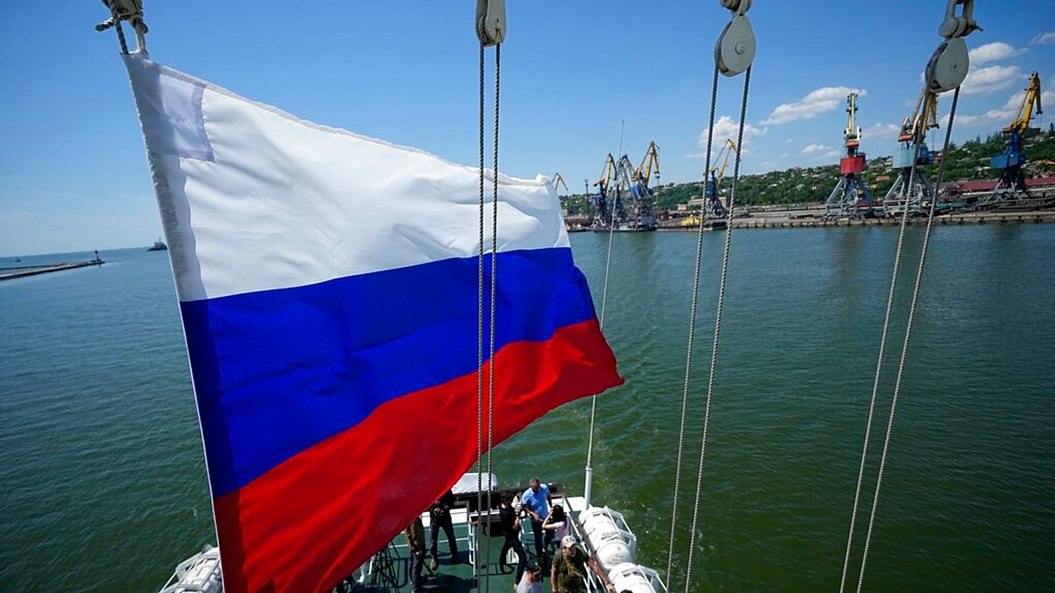 Russlands Fahne im Hafen von Mariupol in der Ukraine