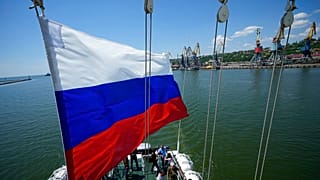 Russlands Fahne im Hafen von Mariupol in der Ukraine