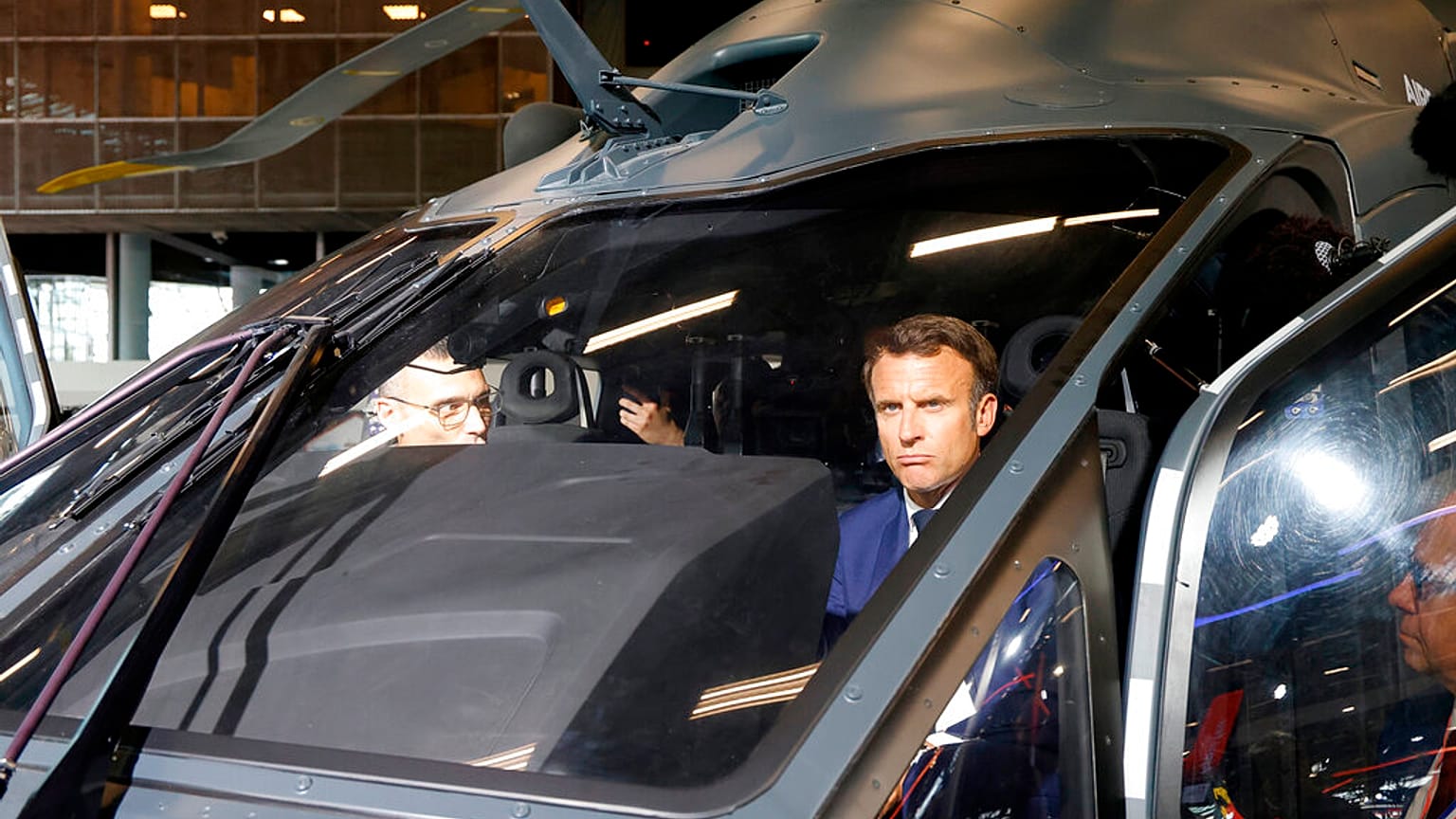 Emmanuel Macron auf der Waffenmesse am Tag nach der Parlamentswahl in Frankreich