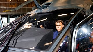 Emmanuel Macron auf der Waffenmesse am Tag nach der Parlamentswahl in Frankreich