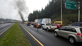 Autopista cortada por las protestas cerca del Parque Nacional de Cotopaxi.