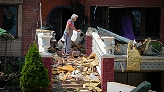 Последствия российского авиаудара по городу Бахмут в Донецкой области.