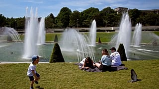 Néhányan hűsölnek a párizsi Trocadéro parkban, 2022. májusban - KÉPÜNK ILLUSZTRÁCIÓ