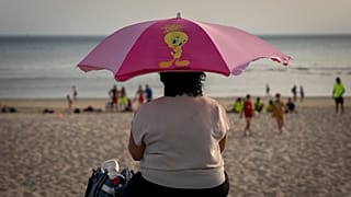 Ein Frau am Strand von Cadiz, Spanien, 13.06.2022