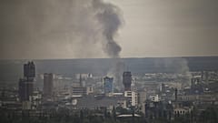 Fumée s'échappant de Severodonetsk, en proie à d'intenses bombardements des forces russes le 13 juin 2022