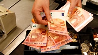Το νέο νόμοσχέδιο προβλέπει  ολοκλήρωση της διασύνδεσης των ταμειακών μηχανών με τα POS τους πρώτους μήνες του 2024.