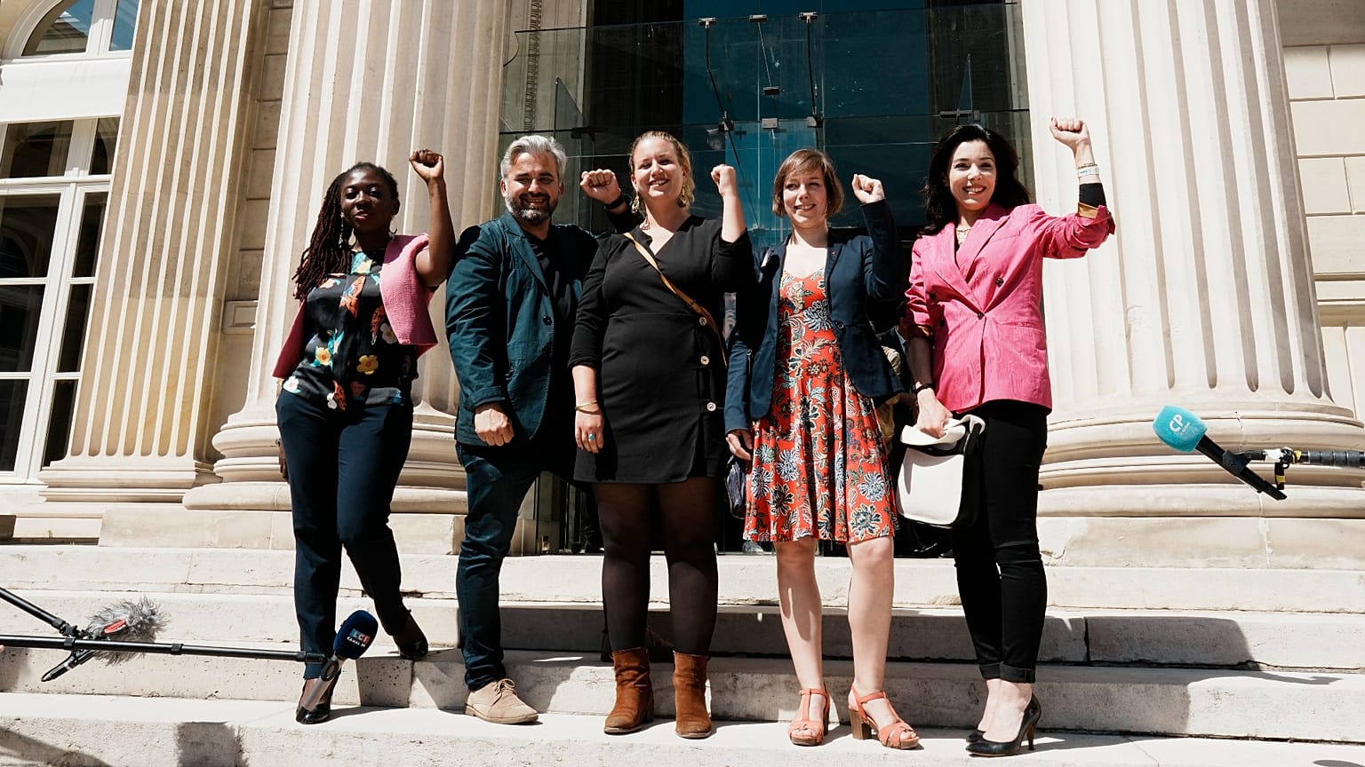 Les députés insoumis élus dès le premier tour des législatives, Danièle Obono, Alexis Corbière, Sarah Legrain et Sophia Chikiro devant l'Assemblée nationale, le 13 juin 2022.