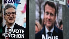 Melenchon (solda) ve Macron'un (sağda) seçim afişleri