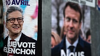 Melenchon (solda) ve Macron'un (sağda) seçim afişleri
