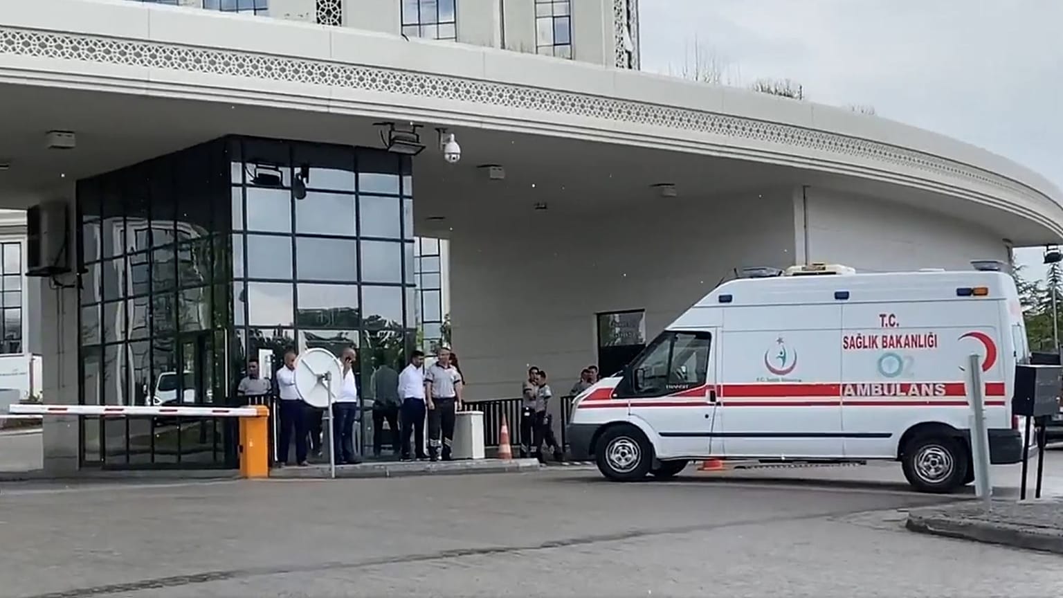 Ambulans şoförü uzun uğraşlar sonucu ikna edilerek eylemine son verdi.