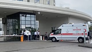 Ambulans şoförü uzun uğraşlar sonucu ikna edilerek eylemine son verdi.