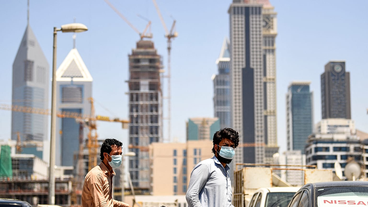 عمال أجانب في دبي يرتدون الكمامات. أرشيف.