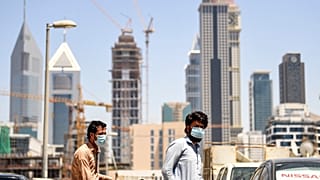 عمال أجانب في دبي يرتدون الكمامات. أرشيف.