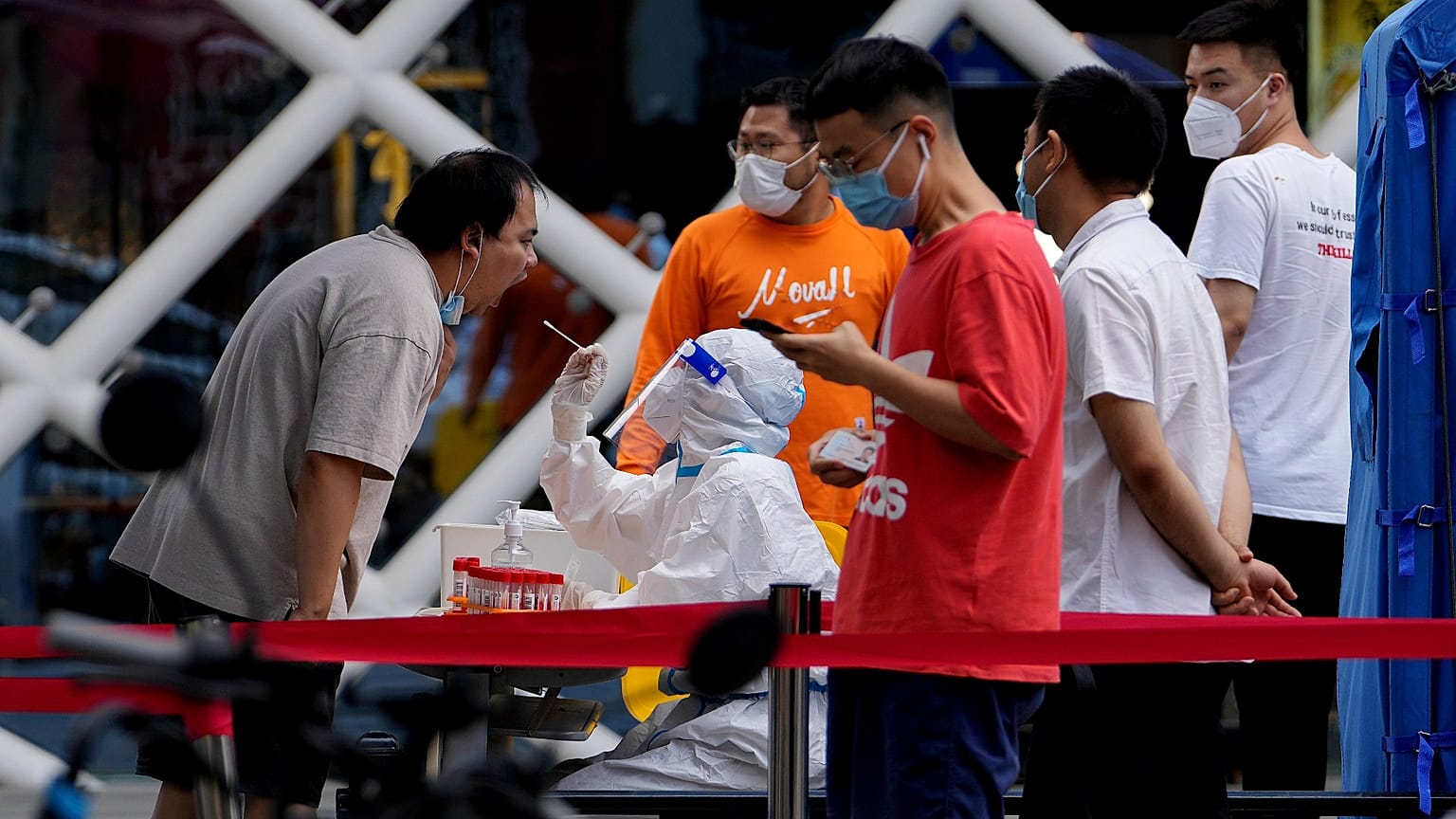  Des résidents testés au COVID-19 dans le district de Chaoyang à Pékin, mardi 14 juin 