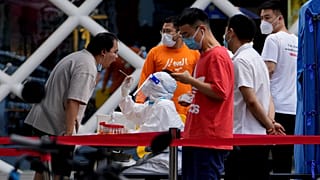  Des résidents testés au COVID-19 dans le district de Chaoyang à Pékin, mardi 14 juin 