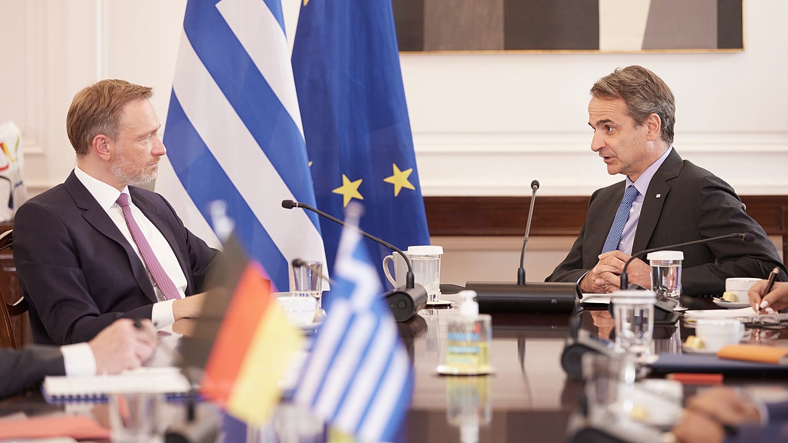 Ο πρωθυπουργός Κυριάκος Μητσοτάκης συνομιλεί με τον Ομοσπονδιακό υπουργό Οικονομικών της Γερμανίας Christian Lindner στο Μέγαρο Μαξίμου