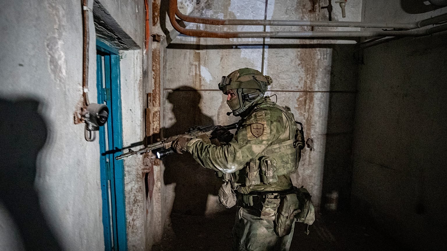 Orosz katona a mariupoli Azovsztal acélipari üzem földalatti labirintusában június 13-án
