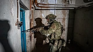 Orosz katona a mariupoli Azovsztal acélipari üzem földalatti labirintusában június 13-án
