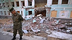 Представитель самопровозглашенной ДНР Эдуард Басурин перед школой № 22, обстрелянной 30 апреля в Донецке на фоне продолжающихся военных действий России в Украине.