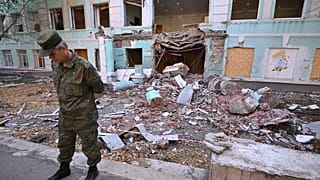 Представитель самопровозглашенной ДНР Эдуард Басурин перед школой № 22, обстрелянной 30 апреля в Донецке на фоне продолжающихся военных действий России в Украине.