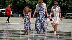 Περαστικοί σε κεντρική πλατεία στην Πρίστινα του Κοσόβου