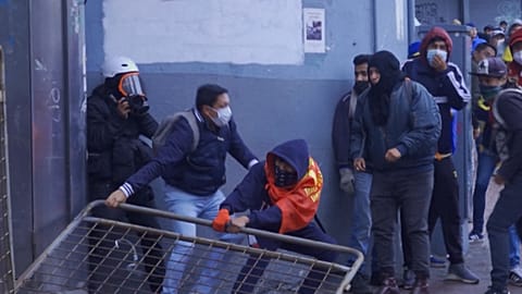 Ecuador: clashes between protesters and police during march to demand fuel price cuts