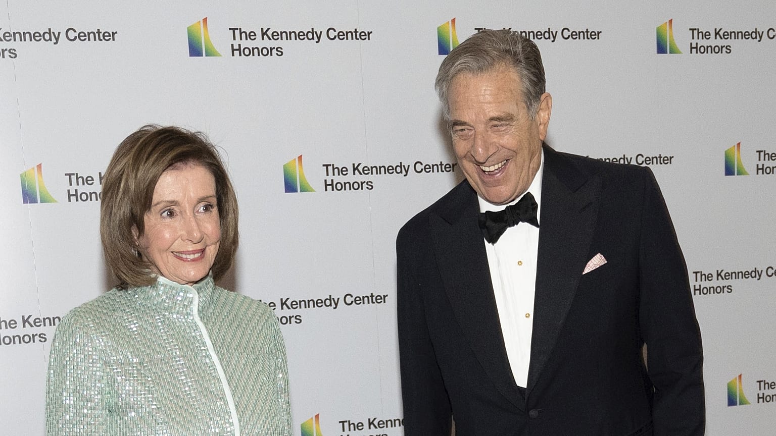 Nancy Pelosi és Paul Pelosi együtt, egy decemberi nyilvános megjelenésen - illusztráció