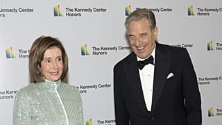 Nancy Pelosi és Paul Pelosi együtt, egy decemberi nyilvános megjelenésen - illusztráció