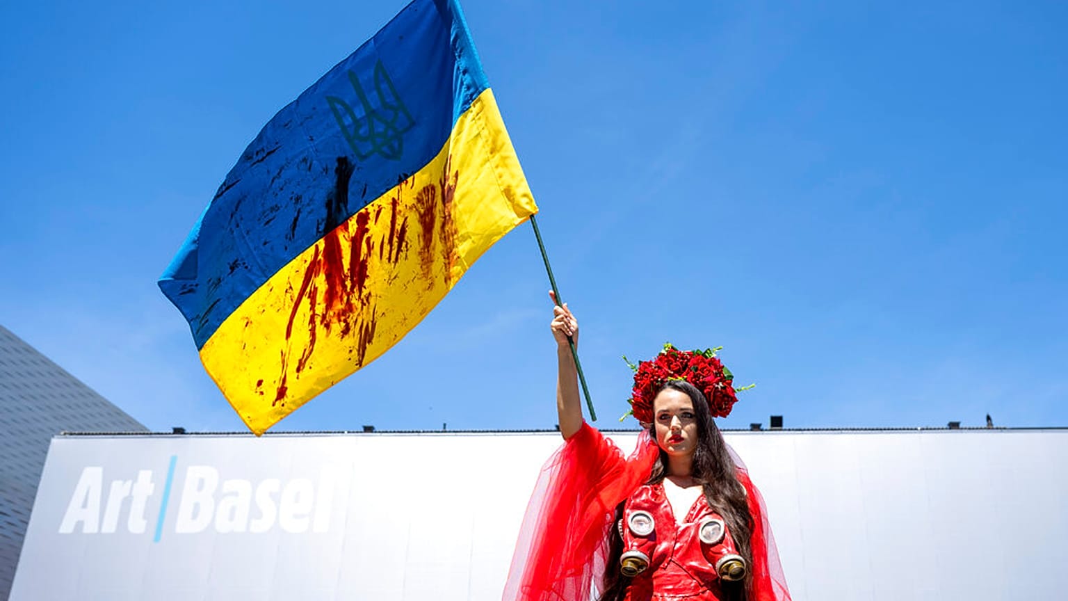 Erinnern an den Krieg in der Ukraine auf der ART Basel in der Schweiz