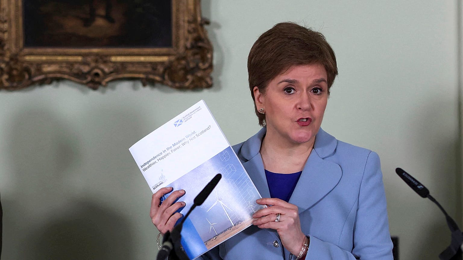 La primera ministra de Escocia, Nicola Sturgeon, presenta en una rueda de prensa un nuevo documento sobre la independencia de Escocia, en Bute House, Edimburgo, Escocia, el ma