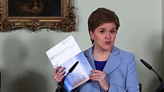 La primera ministra de Escocia, Nicola Sturgeon, presenta en una rueda de prensa un nuevo documento sobre la independencia de Escocia, en Bute House, Edimburgo, Escocia, el ma