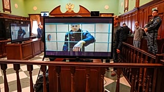 Ο Αλεξέι Ναβάλνι παρακολουθεί τη δίκη του μέσω τηλεδιάσκεψης από το κελί του