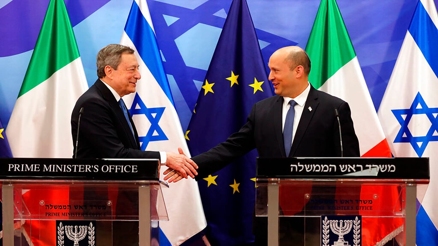 Stretta di mano tra Draghi e Bennett. (Gerusalemme, 14.6.2022)