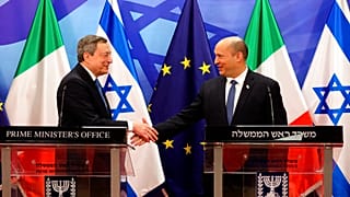 Stretta di mano tra Draghi e Bennett. (Gerusalemme, 14.6.2022)