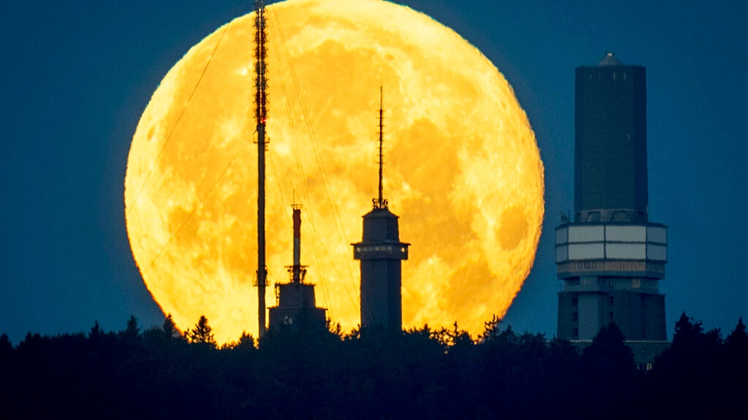 La superluna encima de las torres de telecomunicaciones de Feldberg, cerca de Francfort, Alemania 15/6/2022