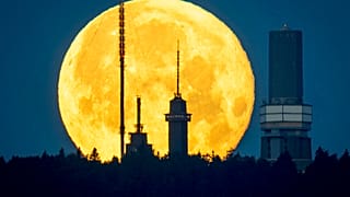 Клубничное суперлуние в небе над Франкфуртом