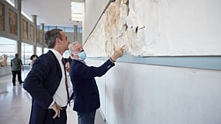 Ο Πρωθυπουργός Κυριάκος Μητσοτάκης ξεναγήθηκε από τον Γενικό Διευθυντή του Μουσείου Νίκο Σταμπολίδη στο Μουσείο της Ακρόπολης, όπου παραχώρησε συνέντευξη στην εκπομπή της ΕΡΤ1