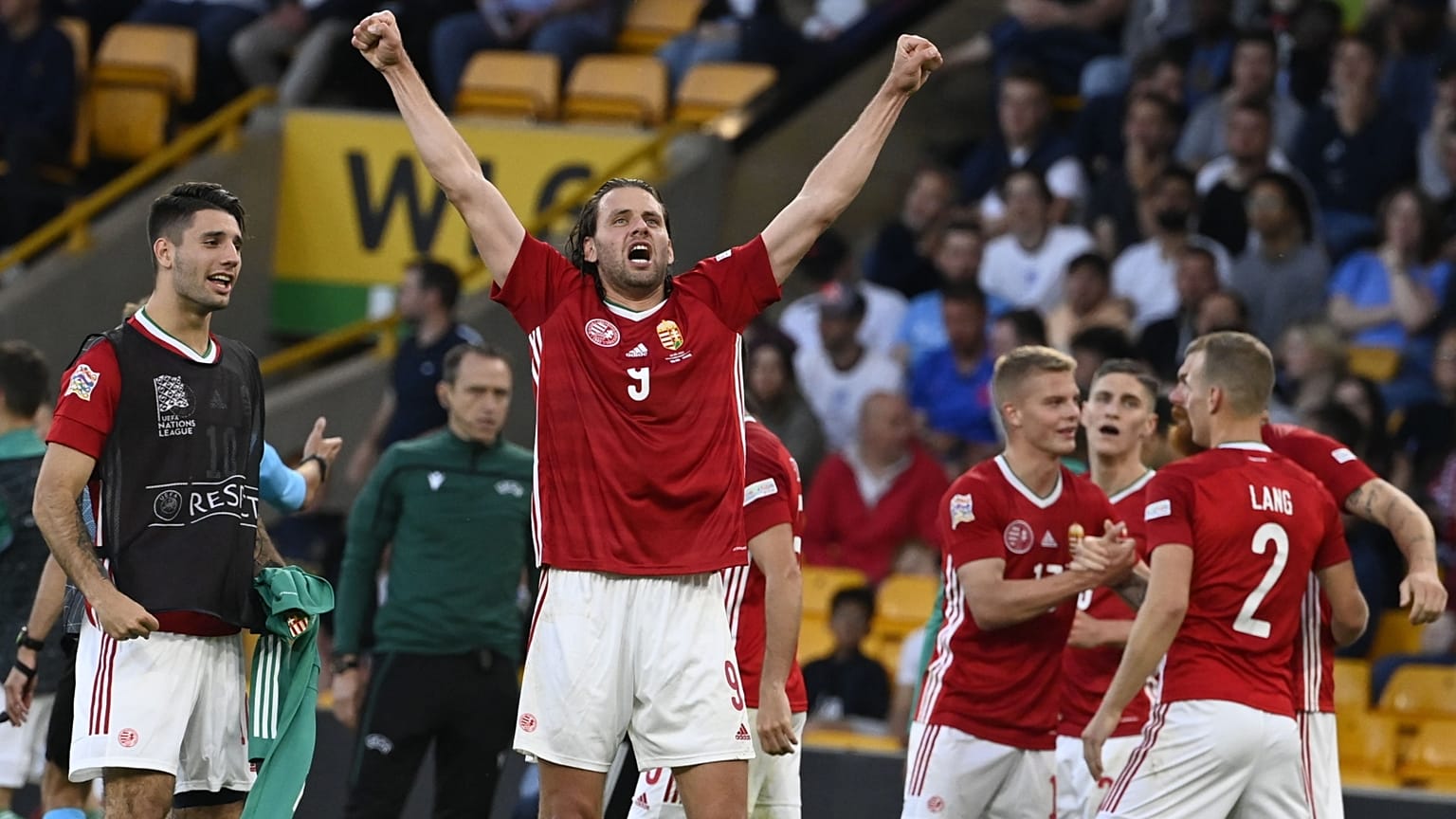 Szalai Ádám és a magyar játékosok gólöröme a wolverhamptoni Molineux Stadionban 