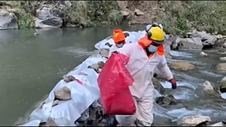 Autoridades sanitarias toman muestras en el río Chillón, Perú