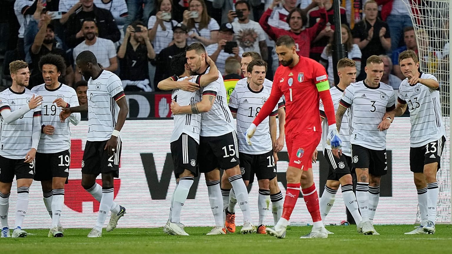 Almanya, İtalya'yı 5-2 yendi