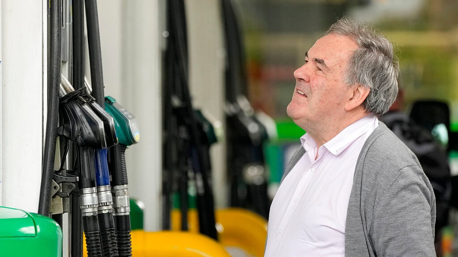 Un hombre mira el contador en una gasolinera del Reino Unido