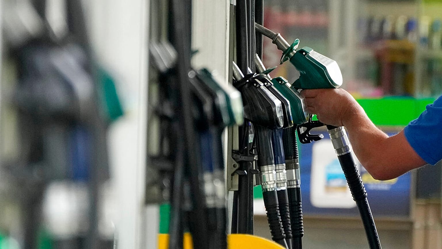 Les prix des carburants dépassent la barre des deux euros le litre dans plusieurs pays européens.