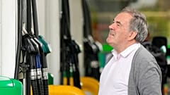 Un hombre mira el contador en una gasolinera del Reino Unido