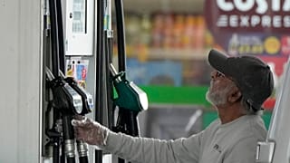 سائق يملأ شاحنته بالبنزين في محطة بنزين في لندن، بريطانيا.