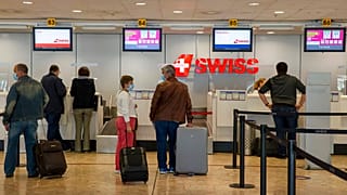 Utasok várakoznak egy svájci repülőtéren