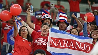 Los aficionados de Costa Rica animan antes del partido de fútbol de clasificación para el Mundial 2022 entre Nueva Zelanda y Costa Rica en Catar, el 14 de junio de 2022