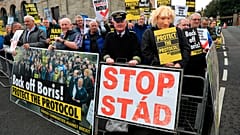 Manifestantes protestan frente al castillo de Hillsborough, antes de una visita del primer ministro británico Boris Johnson, Irlanda del Norte, el 16 de mayo de 2022